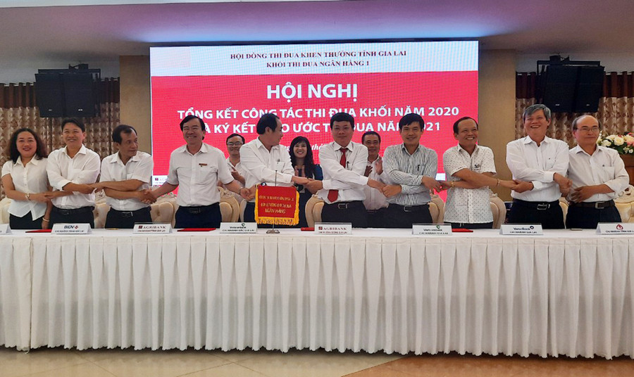 Các đơn vị Khối thi đua Ngân hàng 1 ký kết giao ước thi đua năm 2021. Ảnh: Sơn Ca Các đơn vị Khối thi đua Ngân hàng 1 ký kết giao ước thi đua năm 2021. Ảnh: Sơn Ca