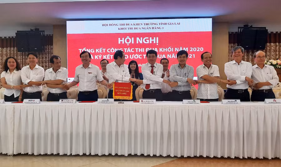 Các đơn vị Khối thi đua Ngân hàng 1 ký kết giao ước thi đua năm 2021. Ảnh: Sơn Ca