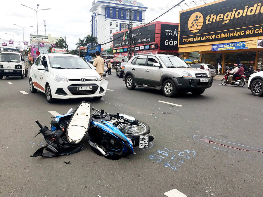 Một vụ tai nạn giao thông xảy ra tại ngã ba Lê Lợi-Nguyễn Tất Thành (TP. Pleiku). Ảnh: Lê Hòa