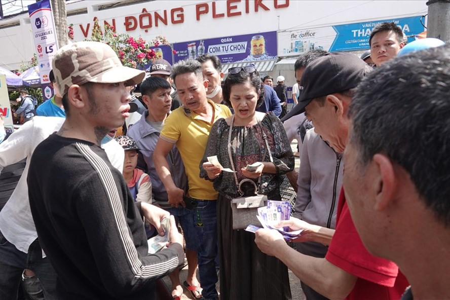 Vé chợ đen được rao bán với giá rất cao so với giá gốc cho khán giả có nhu cầu xem trận Hoàng Anh Gia Lai - Hà Nội. Ảnh: Nguyễn Đăng