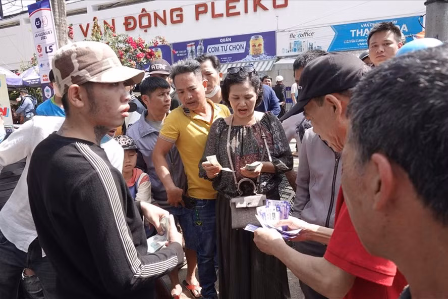 Vé chợ đen được rao bán với giá rất cao so với giá gốc cho khán giả có nhu cầu xem trận Hoàng Anh Gia Lai - Hà Nội. Ảnh: Nguyễn Đăng