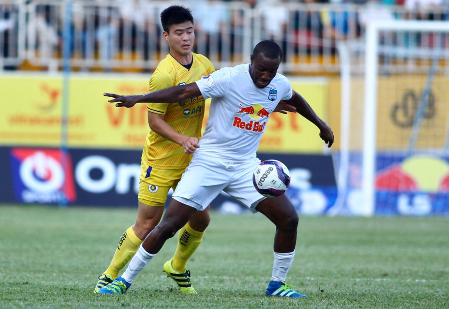  Hà Nội FC (trái) đã không thể kìm hãm được sự thăng hoa của HAGL. Ảnh: Văn Ngọc