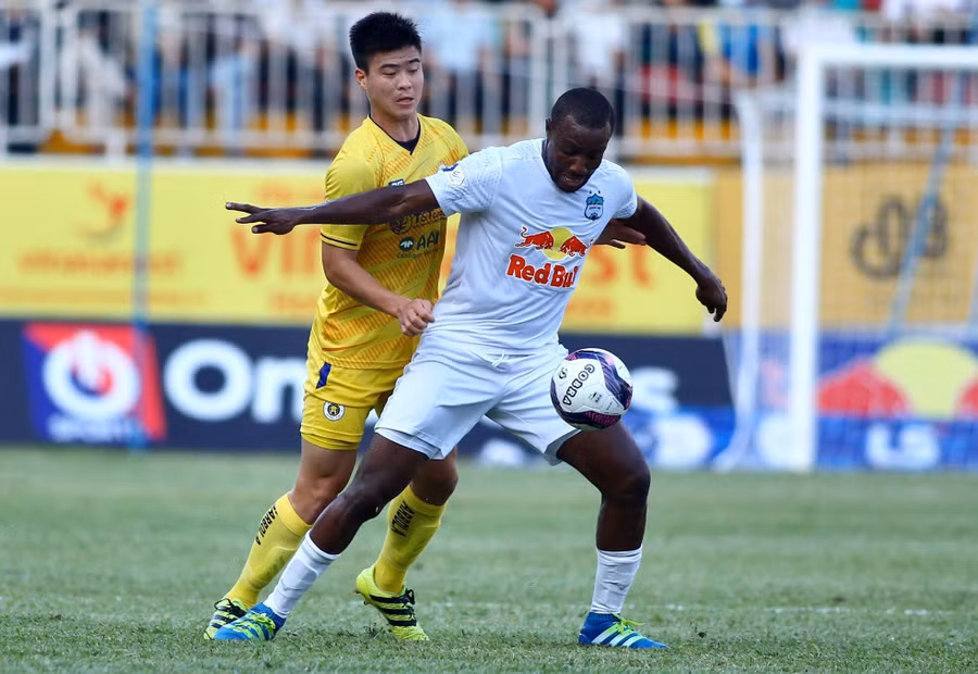  Hà Nội FC (trái) đã không thể kìm hãm được sự thăng hoa của HAGL. Ảnh: Văn Ngọc