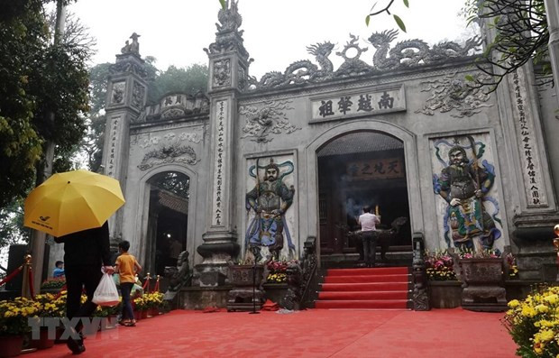 Người dân dâng hương tưởng nhớ các Vua Hùng tại Đền Thượng. (Ảnh: Trung Kiên/TTXVN)