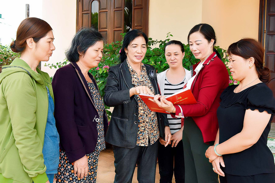 Các hội viên phụ nữ thôn 6 xã Nghĩa Hưng trao đổi và chia sẻ kinh nghiệm sản xuất, chăn nuôi giữa các chị em được vay vốn để cùng nhau sử dụng nguồn vốn một cách hiệu quả, mang lại thu nhập cao.