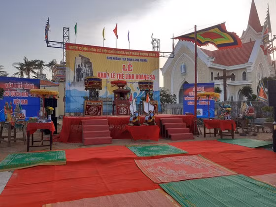 Ngay từ sáng sớm, Lễ Khao lề thế lính Hoàng Sa đã được chuẩn bị nghiêm trang