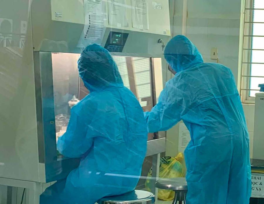 Xét nghiệm SARS-CoV-2 bằng phương pháp Realtime RT-PCR tại Trung tâm Kiểm soát bệnh tật tỉnh Gia Lai. Ảnh: Như Nguyện Xét nghiệm SARS-CoV-2 bằng phương pháp Realtime RT-PCR tại Trung tâm Kiểm soát bệnh tật tỉnh Gia Lai. Ảnh: Như Nguyện