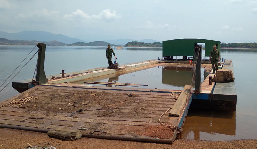 Lực lượng Bộ đội Biên phòng tạm giữ chiếc sà lan. Ảnh: Lê Anh Lực lượng Biên phòng tạm giữ sà lan chở gỗ. Ảnh: Lê Anh