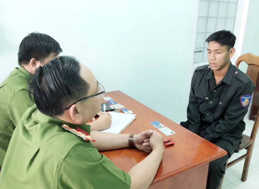 Thanh niên giả công an tại cơ quan công an. Ảnh: Hoàng Giang