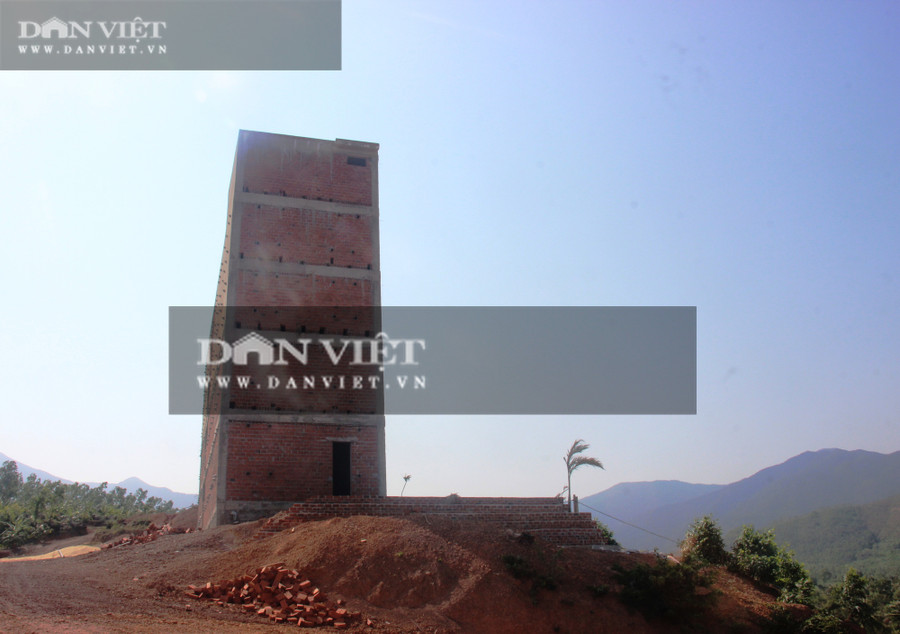 Công trình nhà nuôi yến trái phép xây dựng trong thời gian dài, chính quyền biết nhưng đến nay vẫn còn tồn tại. Ảnh: Dũ Tuấn.