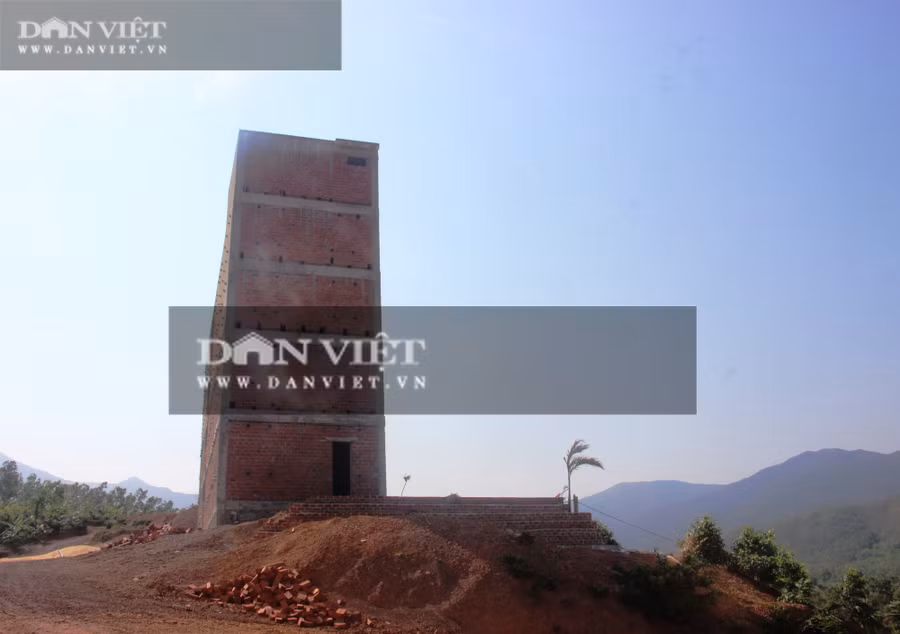 Công trình nhà nuôi yến trái phép xây dựng trong thời gian dài, chính quyền biết nhưng đến nay vẫn còn tồn tại. Ảnh: Dũ Tuấn.