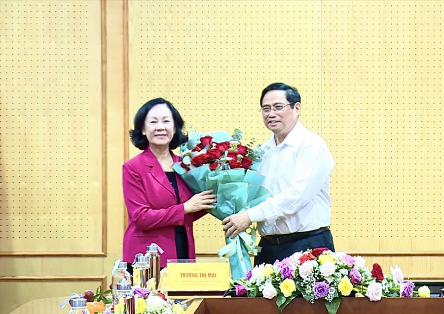 Thủ tướng Chính phủ Phạm Minh Chính tặng hoa chúc mừng tân Trưởng Ban Tổ chức Trung ương Trương Thị Mai. Ảnh: Đỗ Anh  Thủ tướng Chính phủ Phạm Minh Chính tặng hoa chúc mừng tân Trưởng Ban Tổ chức Trung ương Trương Thị Mai. Ảnh: Đỗ Anh