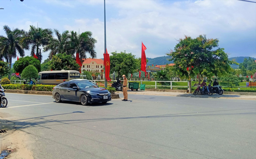 Lực lượng cảnh sát giao thông hướng dẫn người điều khiển phương tiện lên Đà Lạt rẽ vào Tỉnh lộ 721 -Ảnh: Trùng Dương Lực lượng cảnh sát giao thông hướng dẫn người điều khiển phương tiện lên Đà Lạt rẽ vào Tỉnh lộ 721 -Ảnh: Trùng Dương