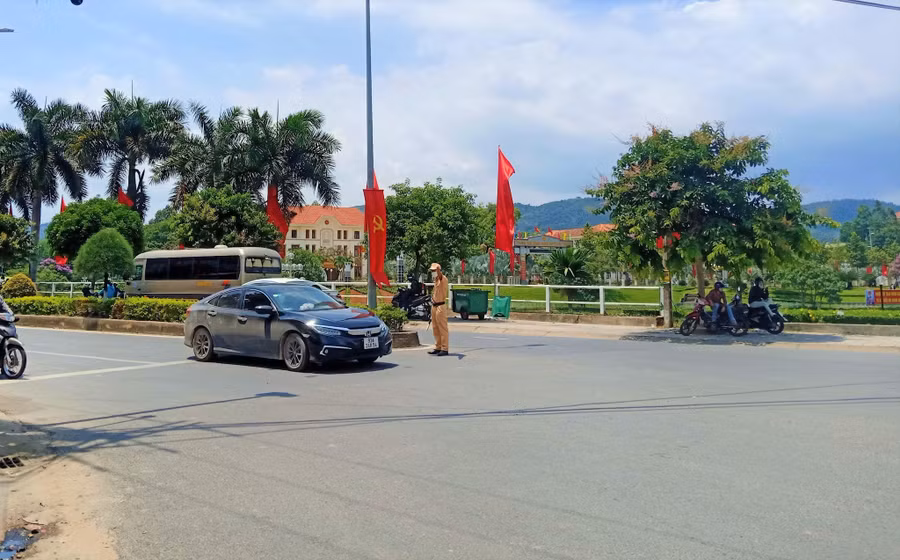  Lực lượng cảnh sát giao thông hướng dẫn người điều khiển phương tiện lên Đà Lạt rẽ vào Tỉnh lộ 721 -Ảnh: Trùng Dương