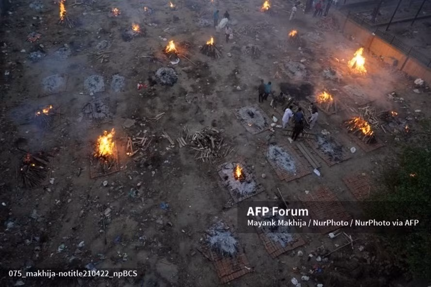 Cảnh hoả táng bệnh nhân COVID-19 ở Ấn Độ. Ảnh: AFP