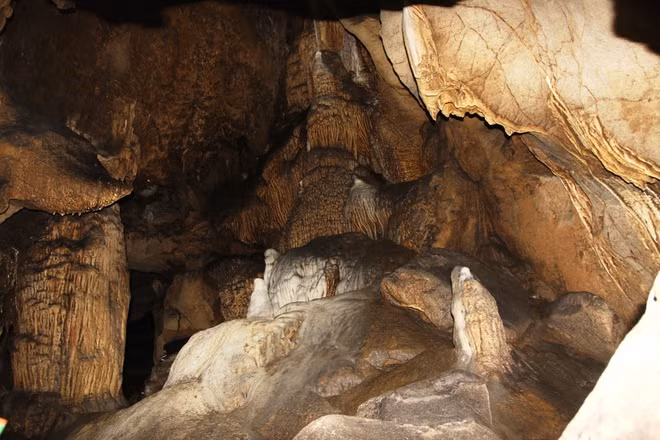 Vẻ đẹp diệu kỳ phía trong hang động Brai. ẢNH: NGUYỄN PHÚC