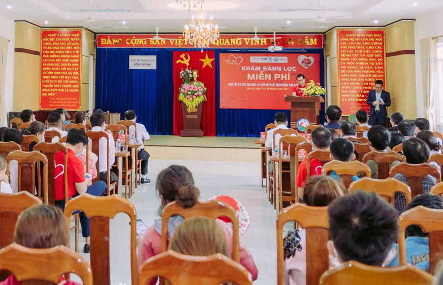 -Quang cảnh buổi khai mạc chương trình “Trái tim cho em”. Ảnh: Như Nguyện