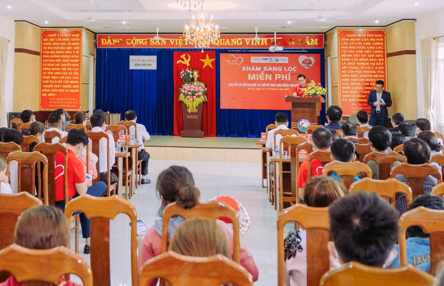 -Quang cảnh buổi khai mạc chương trình “Trái tim cho em”. Ảnh: Như Nguyện