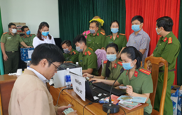 Chủ tịch UBND TP. Pleiku thăm, động viên cán bộ, chiến sĩ làm CCCD tại phường Đống Đa. Ảnh: Bá Bính