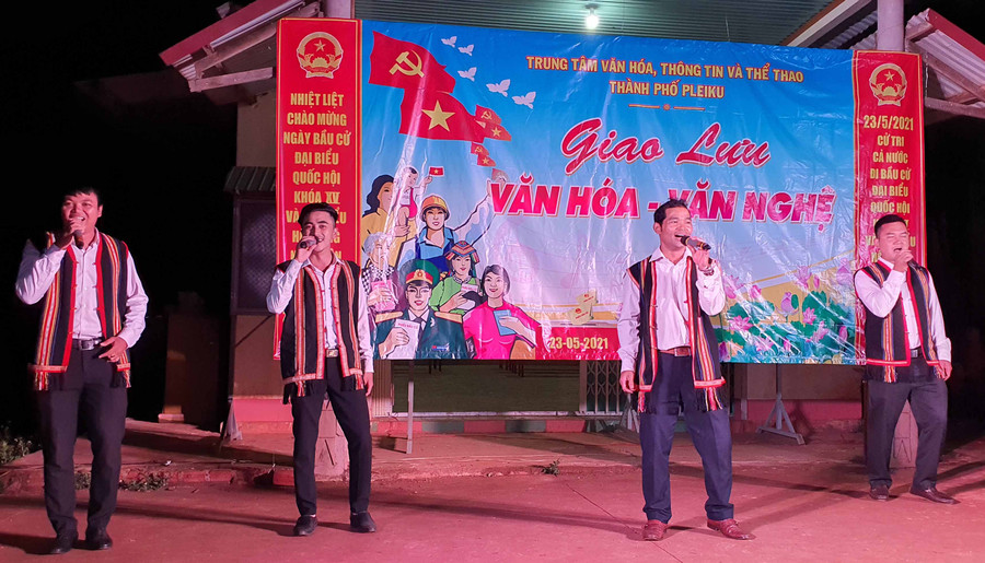 Một tiết mục văn nghệ trong chương trình giao lưu. Ảnh: Bá Bính Đội tuyên truyền lưu động TP.Pleiku giao lưu văn nghệ2