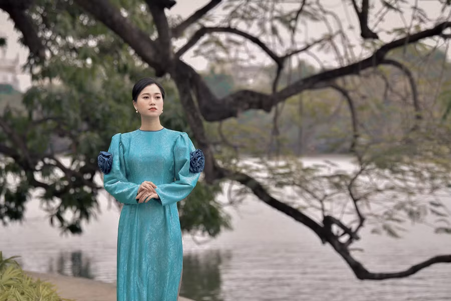 Nữ nghệ sĩ tự tin khi được diện những bộ áo dài lạ mắt được làm từ chất liệu như lụa, tơ tằm...