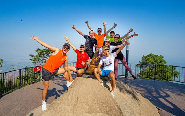 Các vận động viên chạy bộ chinh phục đỉnh núi Bà Đen