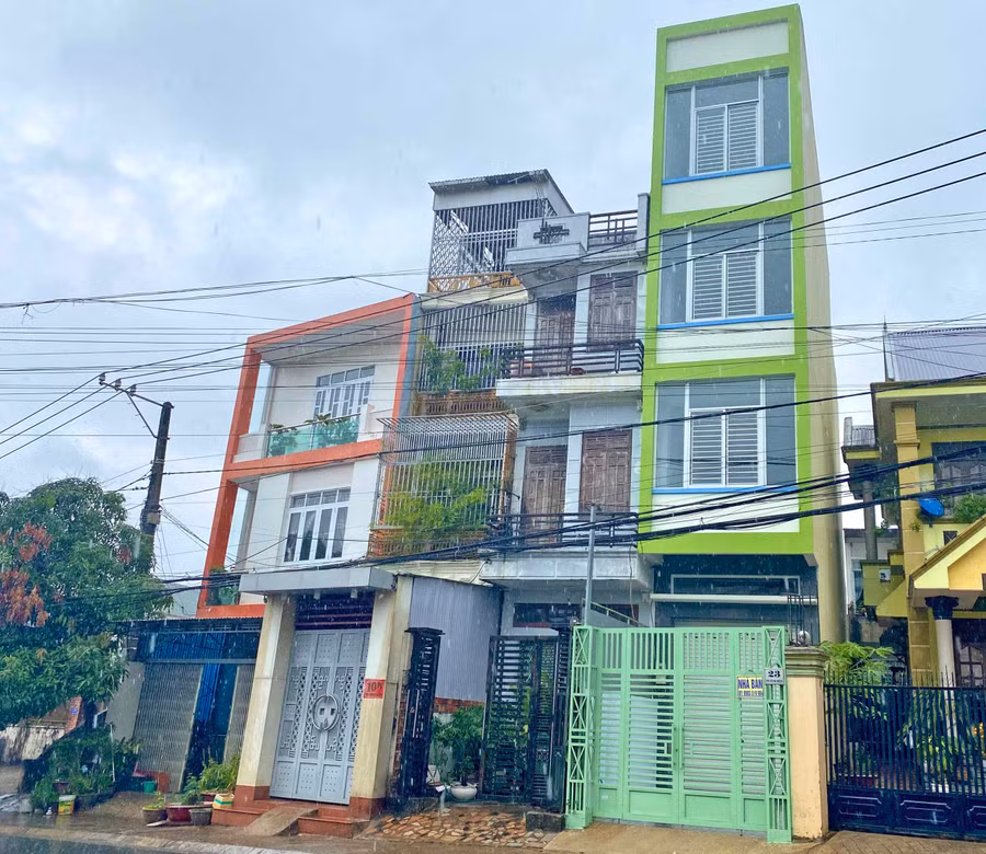  Ngôi nhà số 23 Tô Vĩnh Diện (màu xanh lá cây; phường Hoa Lư, TP. Pleiku)-nơi Trung tâm Ngoại ngữ Anh ngữ Speak up từng đặt trụ sở. Ảnh: Mộc Trà