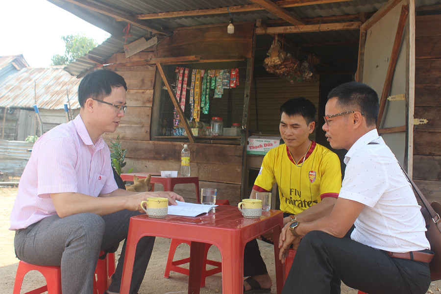 Cán bộ Phòng Giao dịch Ngân hàng Chính sách Xã hội huyện Phú Thiện kiểm tra tình hình sử dụng vốn của hộ vay tại làng Pông, xã Chư A Thai. Ảnh: Sơn Ca  Cán bộ Phòng Giao dịch Ngân hàng Chính sách Xã hội huyện Phú Thiện kiểm tra tình hình sử dụng vốn của hộ vay tại làng Pông. Ảnh: Sơn Ca