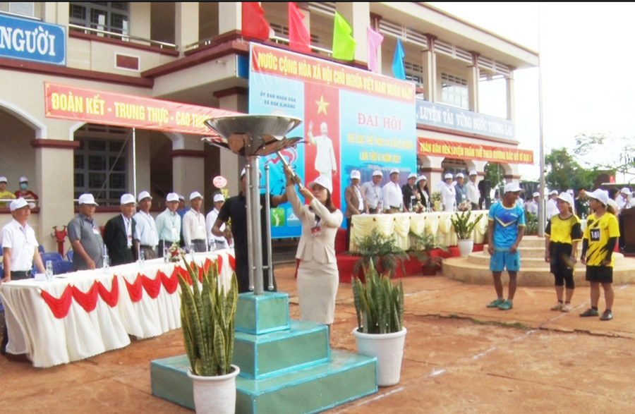 Quang cảnh lễ khai mạc Đại hội Thể dục thể thao xã Đăk Djrăng lần thứ VI năm 2021. Ảnh: Hà Phương Quang cảnh lễ khai mạc Đại hội thể dục thể thao xã Đăk Djrăng lần thứ VI năm 2021. Ảnh: Hà Phương