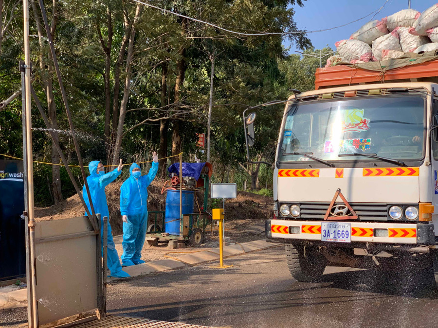 Lực lượng chức năng khử khuẩn phương tiện qua lại tại Cửa khẩu Quốc tế Lệ Thanh (huyện Đức Cơ). Ảnh: Như Nguyện