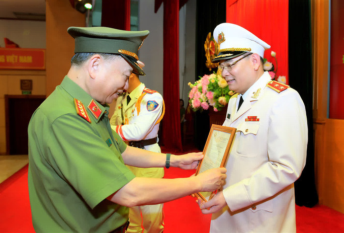 Thừa ủy quyền của Chủ tịch nước, Bộ trưởng Tô Lâm trao Quyết định thăng cấp bậc hàm Trung tướng đối với ông Tô Ân Xô  Thừa ủy quyền của Chủ tịch nước, Bộ trưởng Tô Lâm trao Quyết định thăng cấp bậc hàm Trung tướng đối với ông Tô Ân Xô