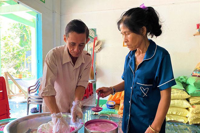 Vợ chồng bà Liễu đang nhồi bột chuẩn bị đến khâu tráng bánh ẢNH: MINH CHƠN