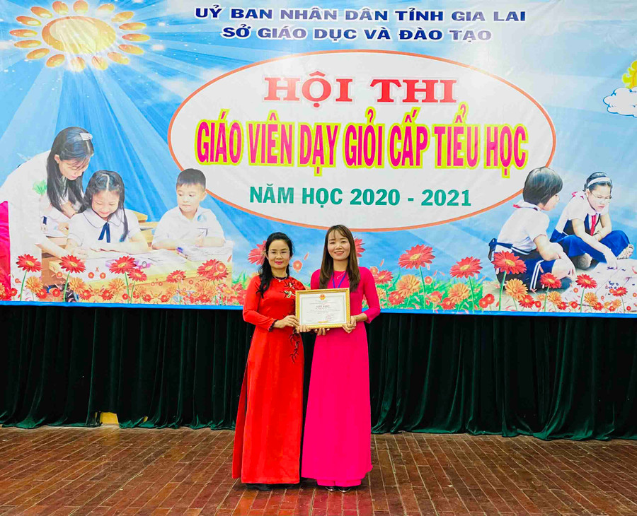 Cô Trần Thị Kim Hòa (bên phải; giáo viên Trường Phổ thông Dân tộc Bán trú Tiểu học Lê Văn Tám, xã Krong, huyện Kbang) nhận giải xuất sắc tại hội thi. Ảnh: Mộc Trà 