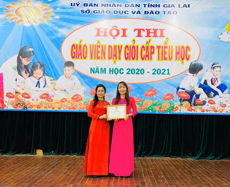 Cô Trần Thị Kim Hòa (bên phải; giáo viên Trường Phổ thông Dân tộc Bán trú Tiểu học Lê Văn Tám, xã Krong, huyện Kbang) nhận giải xuất sắc tại hội thi. Ảnh: Mộc Trà 