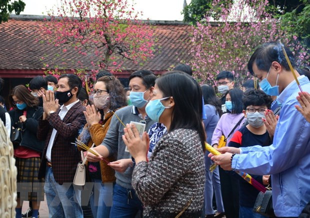 Hầu hết người dân và du khách đều đeo khẩu trang khi đến lễ. (Ảnh: Công Luật/TTXVN) Hầu hết người dân và du khách đều đeo khẩu trang khi đến lễ. (Ảnh: Công Luật/TTXVN)