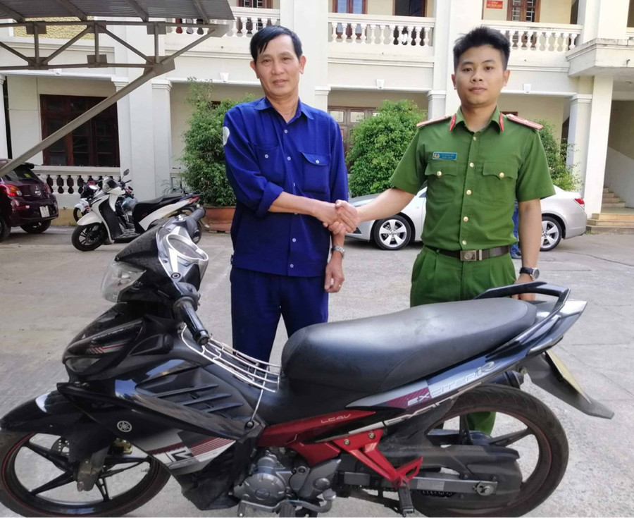 Cán bộ Đội Cảnh sát Hình sự Công an TP. Pleiku trả lại tài sản cho nạn nhân của vụ cướp xe máy