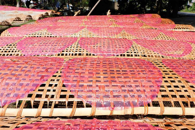 Bánh tráng thanh long bắt mắt về màu sắc và hương vị khá hấp dẫn ẢNH: MINH CHƠN