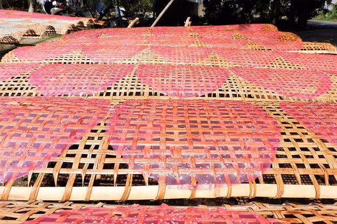 Bánh tráng thanh long bắt mắt về màu sắc và hương vị khá hấp dẫn ẢNH: MINH CHƠN