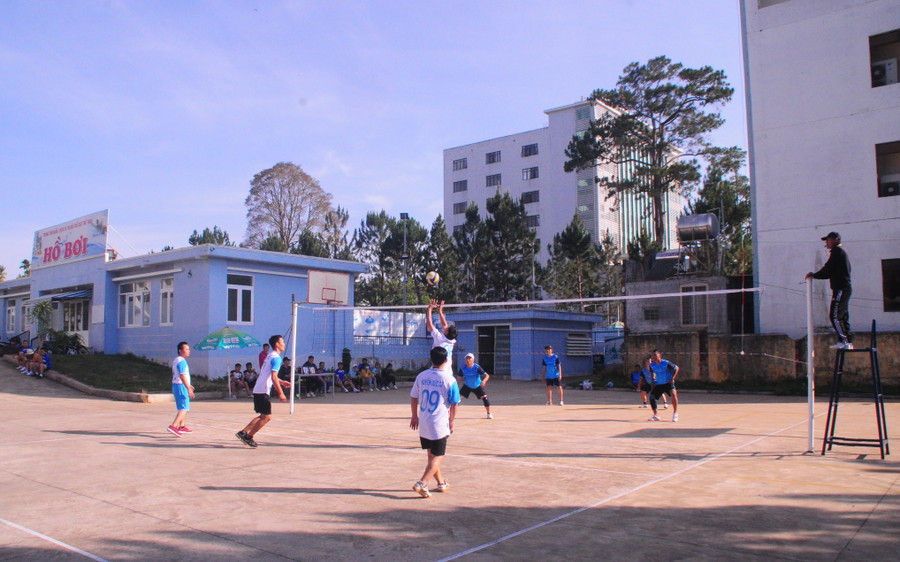  Trận thi đấu bóng chuyền giữa huyện Đức Cơ gặp huyện Ia Pa. Ảnh: Thiên Di