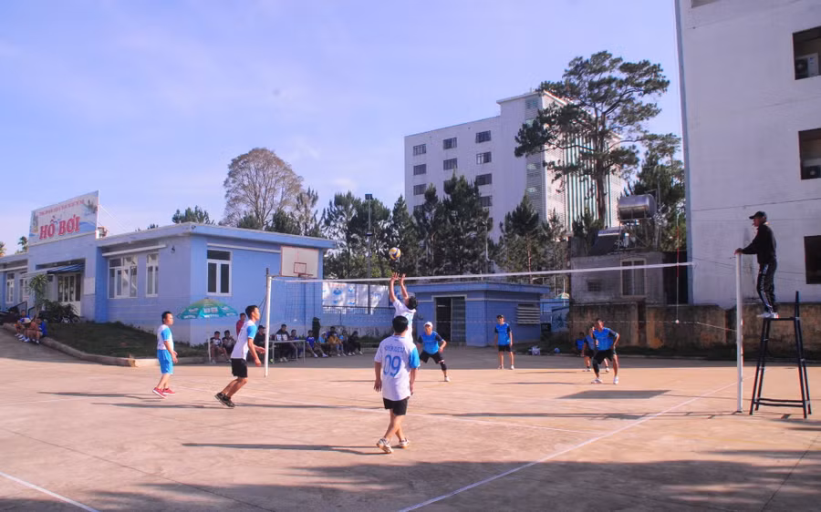  Trận thi đấu bóng chuyền giữa huyện Đức Cơ gặp huyện Ia Pa. Ảnh: Thiên Di