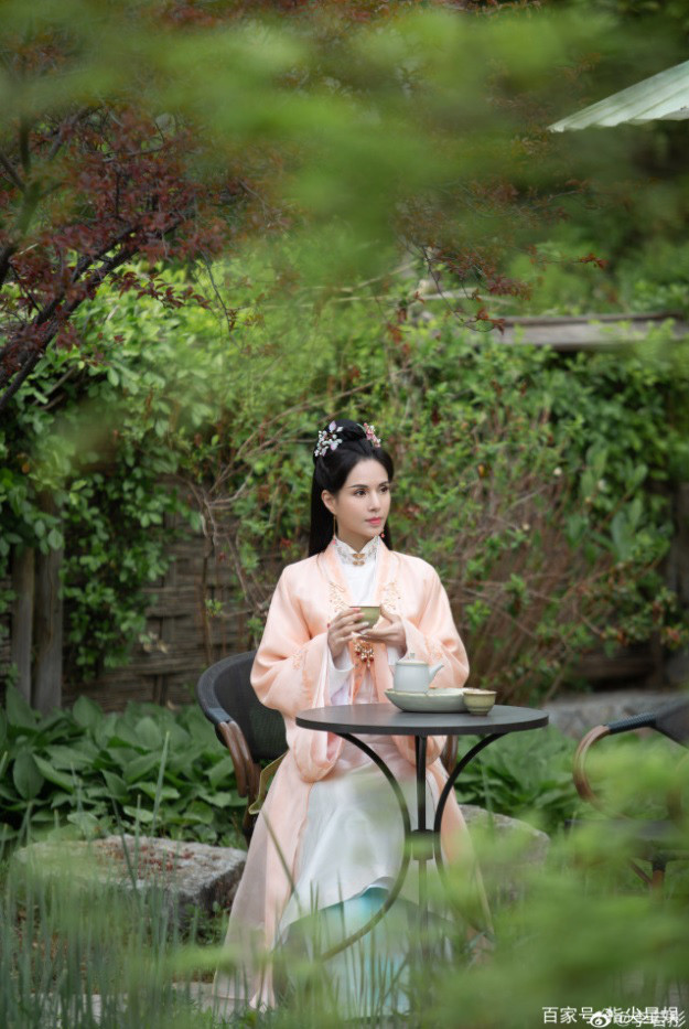 Thời gian gần đây, nữ diễn viên Lý Nhược Đồng liên tiếp xuất hiện trong những bức ảnh cổ trang khiến công chúng 
