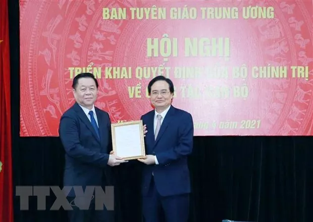 Ông Nguyễn Trọng Nghĩa - Bí thư Trung ương Đảng, Trưởng Ban Tuyên giáo Trung ương - trao quyết định cho ông Phùng Xuân Nhạ - Ảnh: TTXVN