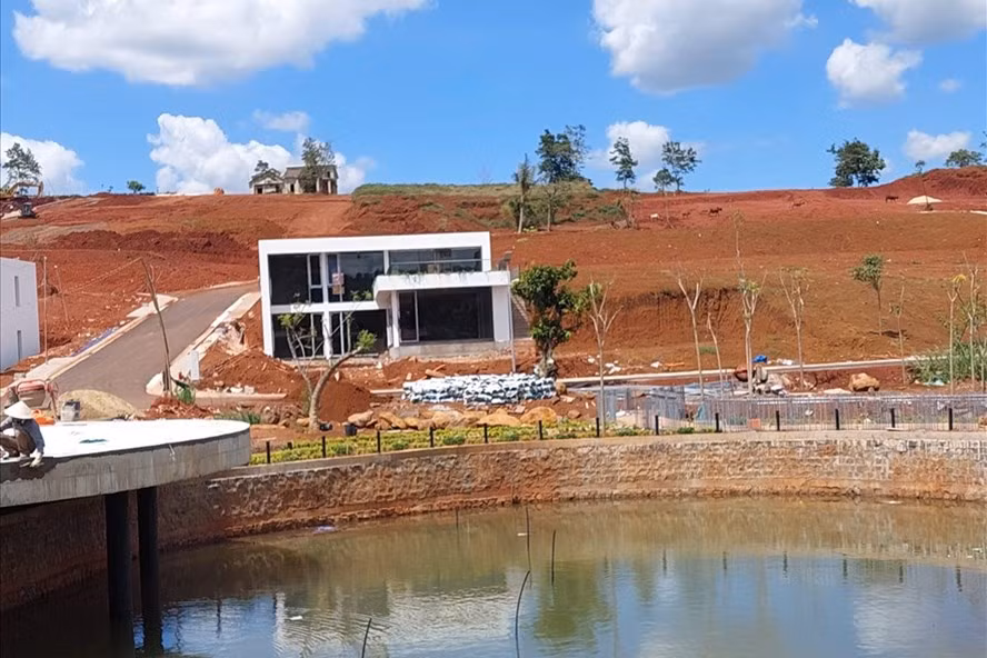 Thực trạng san gạt đất đai làm biến đổi địa hình ở huyện Bảo Lâm, Lâm Đồng. Ảnh: Phước Tín