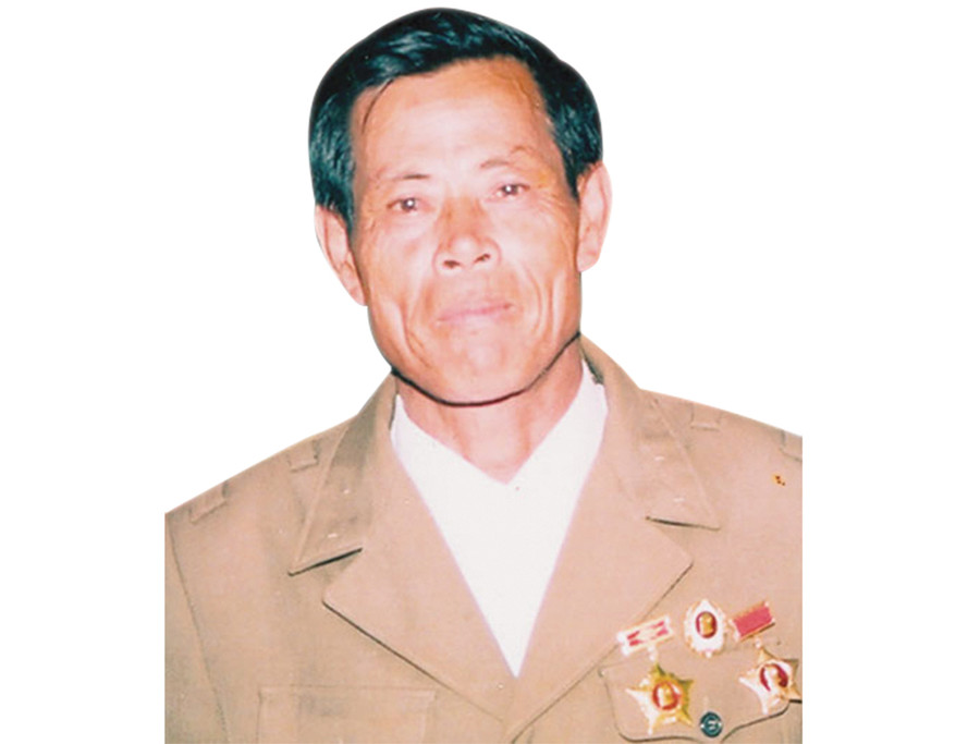 Anh hùng Bùi Ngọc Đủ. Ảnh: Hoàng Cư Anh hùng Bùi Ngọc Đủ. Ảnh: Hoàng Cư