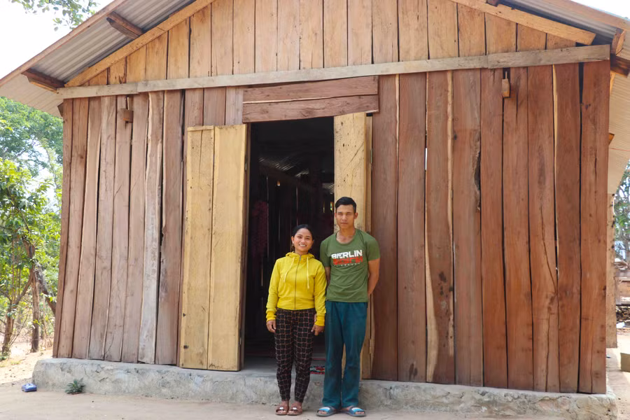 Được Ủy ban MTTQ huyện Kbang hỗ trợ kinh phí xây nhà vững chắc, gia đình chị Đinh Thị Hây (làng Kbông, xã Lơ Ku) yên tâm lao động phát triển kinh tế. Ảnh: Ngọc Minh