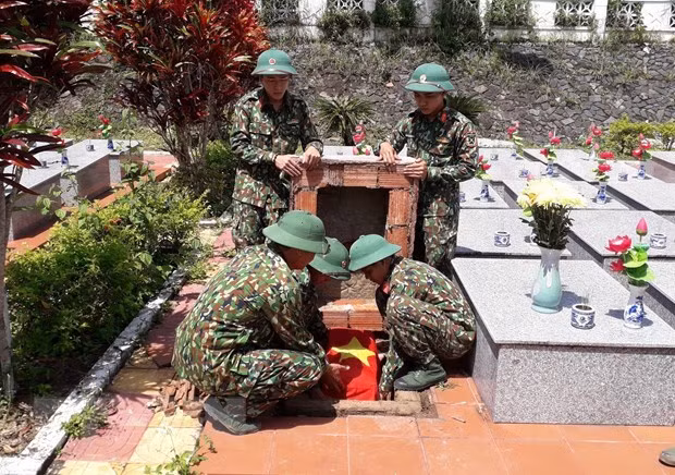 Đội Quy tập mộ liệt sỹ Quân đoàn 3 an táng hài cốt liệt sỹ tại Nghĩa trang Liệt sỹ huyện Sa Thầy, tỉnh Kon Tum. Ảnh minh họa. Nguồn: TTXVN)