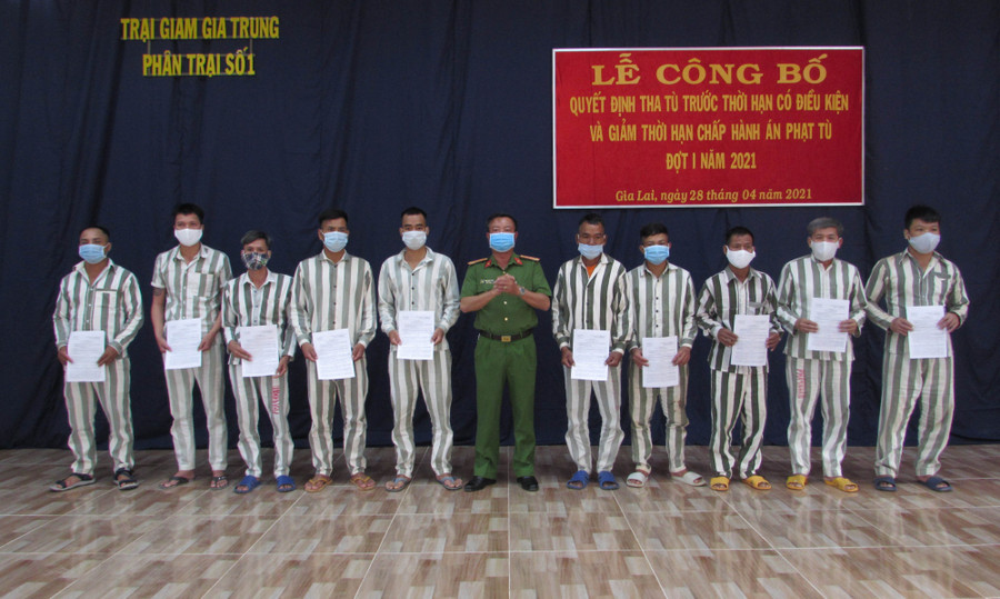 Ban Giám thị Trại giam Gia Trung trao quyết định tha tù trước thời hạn có điều kiện cho các phạm nhân. Ảnh: Hà Phương Ban giám thị Trại giam Gia Trung trao quyết định tha tù trước thời hạn có điều kiện cho các phạm nhân. Ảnh: Hà Phương