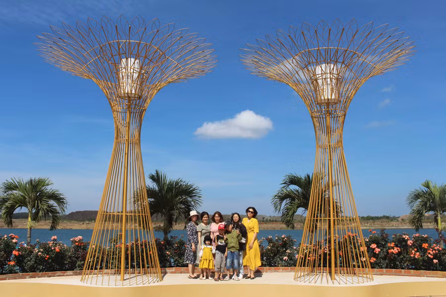 Khu du lịch sinh thái Xuân Thủy tạo điểm nhấn bằng những mô hình, tiểu cảnh bắt mắt. Ảnh: Thủy Bình