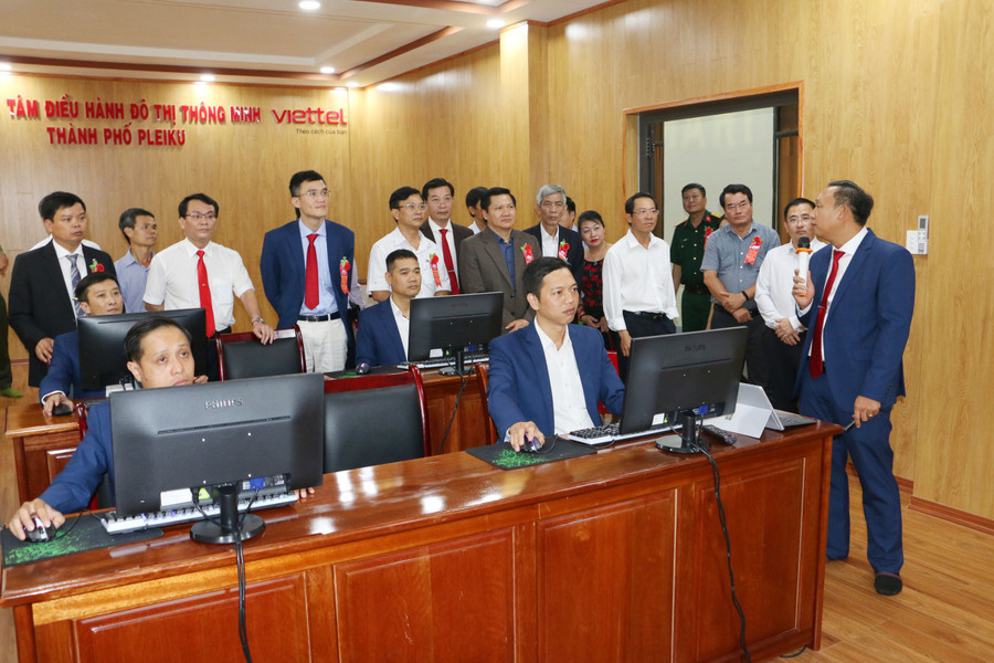 Các đại biểu tham quan Trung tâm điều hành đô thị thông minh TP. Pleiku. Ảnh: Quang Tấn Các đại biểu tham quan Trung tâm điều hành đô thị thông minh TP. Pleiku. Ảnh: Quang Tấn