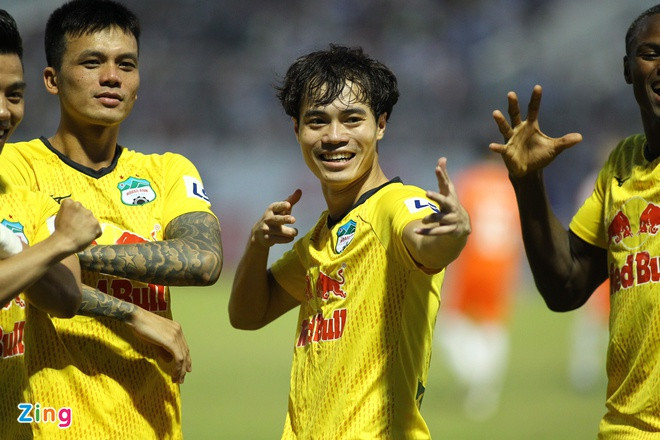 Văn Toàn vươn lên dẫn đầu cuộc đua giành danh hiệu Vua phá lưới với 5 bàn. Anh cũng có trận thứ 3 liên tiếp ghi bàn tại V.League năm nay. Ảnh: Quang Thịnh.